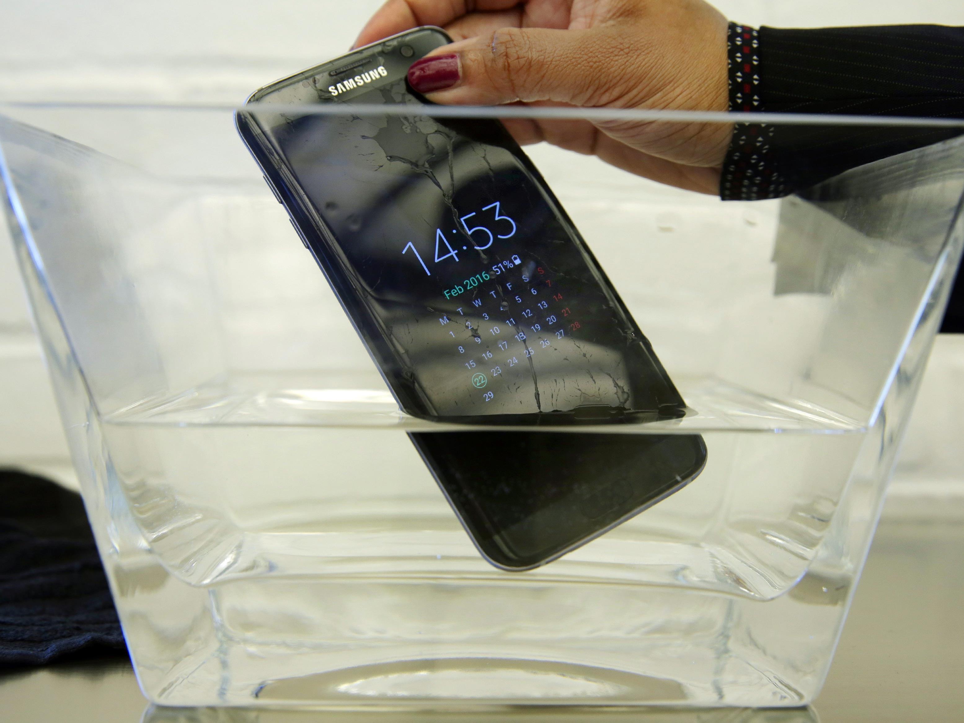 Ein Samsung Smartphone im Härtetest. Wasser und Handys sind ein heikles Thema.