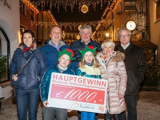 Der Hauptgewinn des Bludenzer Weihnachtsgewinnspiels wurde vergangenen Freitag verlost. (v.l. Ulrike Dirnbauer, Hanno Fuchs, Mandi Katzenmayer, Marianne Frainer und Herbert Kessler mit Kilian und Vanessa). Der Hauptgewinn des Bludenzer Weihnachtsgewinnspiels wurde vergangenen Freitag verlost. (v.l. Ulrike Dirnbauer, Hanno Fuchs, Mandi Katzenmayer, Marianne Frainer und Herbert Kessler mit Kilian und Vanessa).
