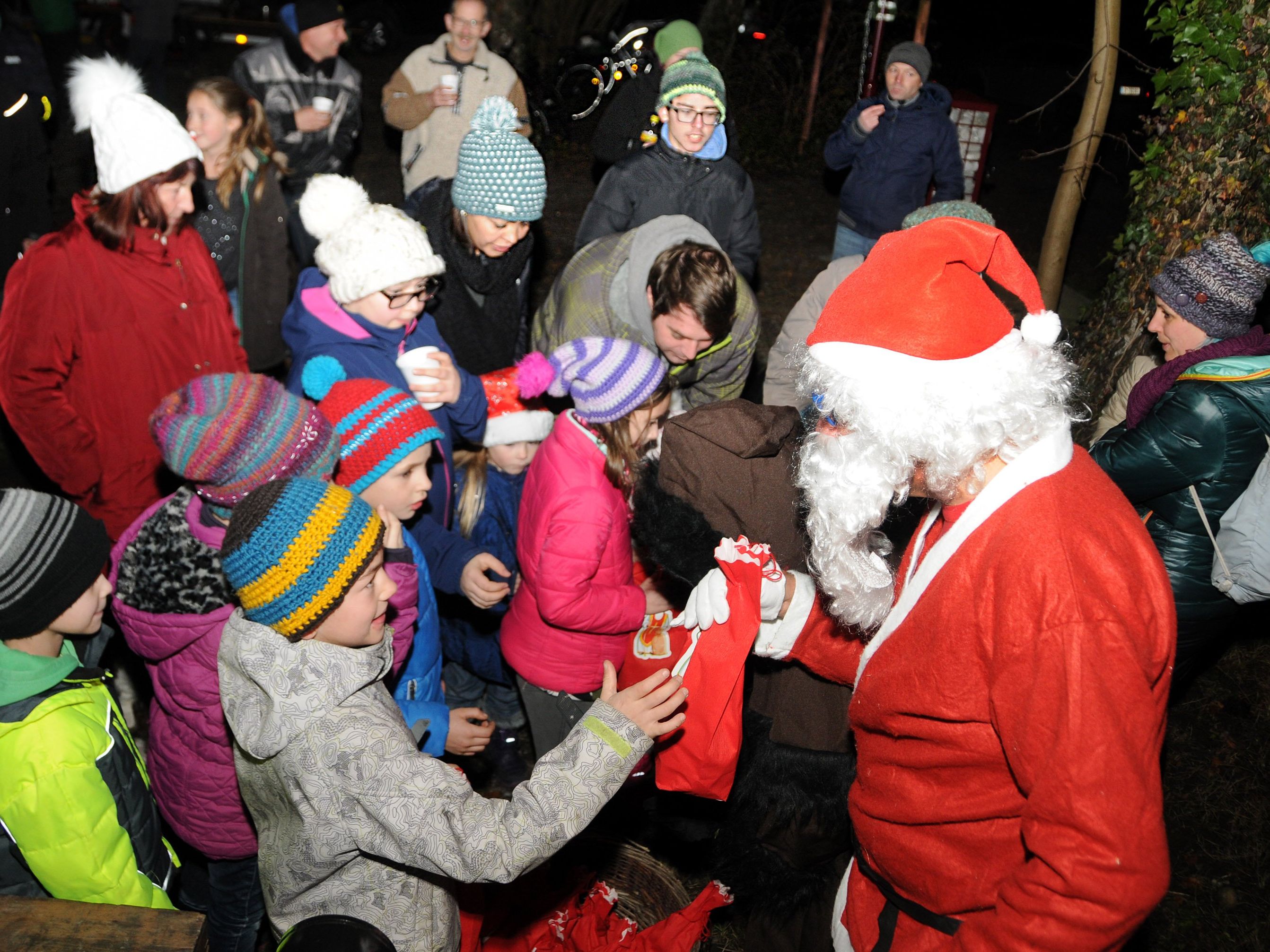 Nikolaus bzw. Vorweihnachtsmann bei der Bescherung auf Luisl’s Farm am Alten Rhein. Nikolaus bzw. Vorweihnachtsmann bei der Bescherung auf Luisl’s Farm am Alten Rhein.