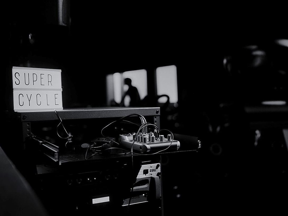 Im Disco-Setting wird in Wien-Neubau gesportelt. Im Disco-Setting wird in Wien-Neubau gesportelt.