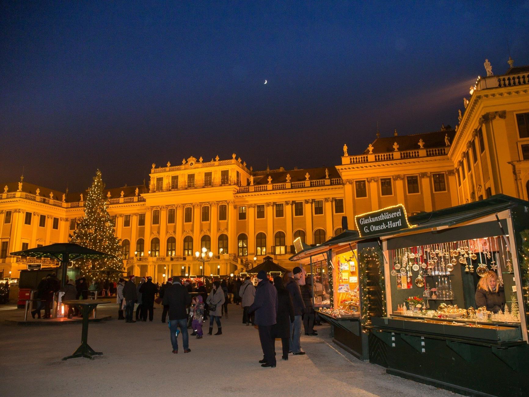 Der Neujahrsmarkt lädt ab 27.12. zum Besuch beim Schloss Schönbrunn ein