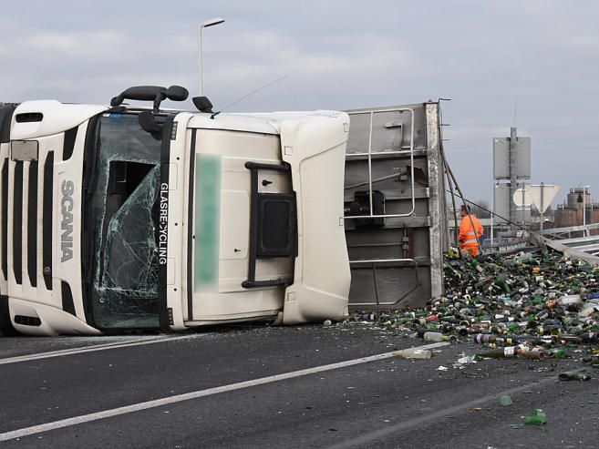 Unfall mit einem mit Altglas beladenen Lastwagen auf der Wiener Südosttangente. Unfall mit einem mit Altglas beladenen Lastwagen auf der Wiener Südosttangente.