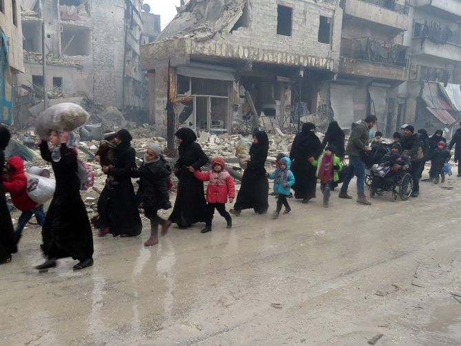 Die Bewohner von Aleppo fliehen vor Kämpfen und Bomben. Die Bewohner von Aleppo fliehen vor Kämpfen und Bomben.