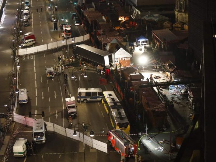 12 Menschen wurden in den Tod gerissen 12 Menschen wurden in den Tod gerissen