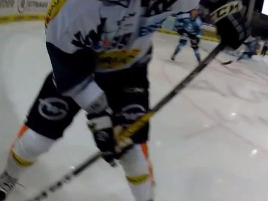Spektakel pur mit der On-Body-Kamera beim Eishockey.