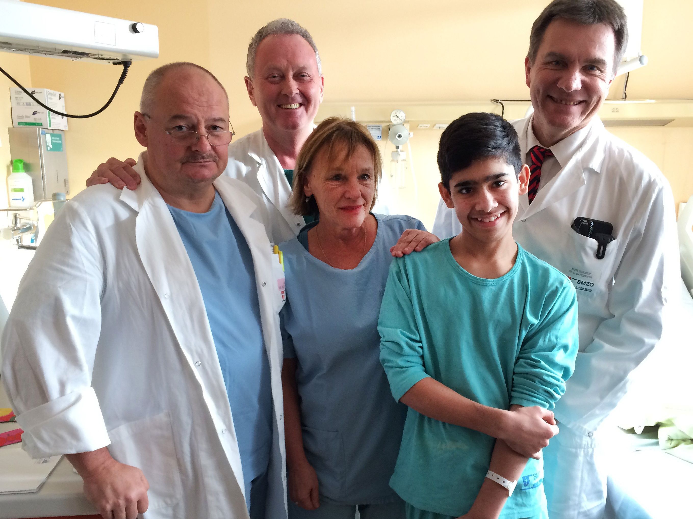 (v.L.n.R.) - Der leitende Arzt der Kinder-Intensivabteilung Christian Scheibenpflug, Abteilungsleiter Kinderchirurgie und Kinder-Intensivabteilung Prof. Alexander Rokitansky, Kinder-Intensiv-Stationsschwester Yvonne Trettenbrein, Morteza, und der Ärztlicher Direktor des Donauspitals Lothar Mayerhofer. (v.L.n.R.) - Der leitende Arzt der Kinder-Intensivabteilung Christian Scheibenpflug, Abteilungsleiter Kinderchirurgie und Kinder-Intensivabteilung Prof. Alexander Rokitansky, Kinder-Intensiv-Stationsschwester Yvonne Trettenbrein, Morteza, und der Ärztlicher Direktor des Donauspitals Lothar Mayerhofer.
