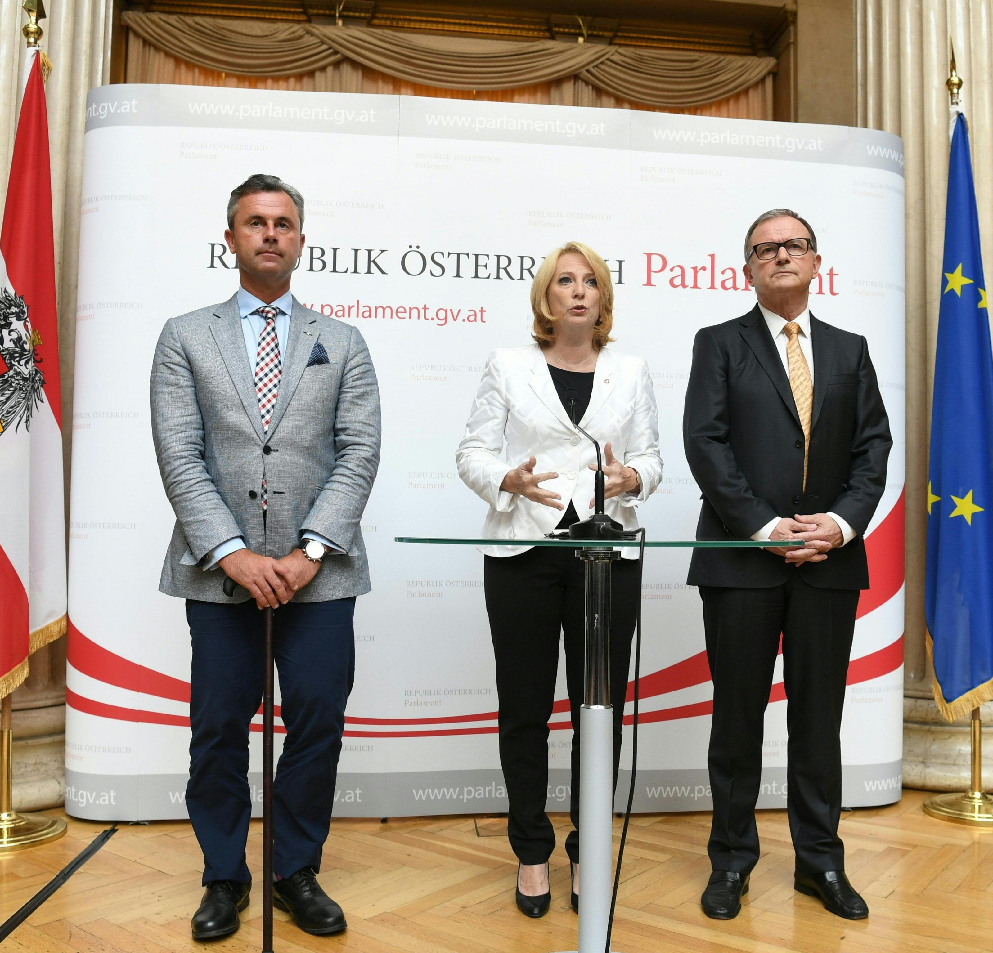 Nationalratspräsidentin Doris Bures (SPÖ) (m.), der Zweite Nationalratspräsident Karlheinz Kopf (ÖVP) (r.) und der Dritte Nationalratspräsident Norbert Hofer (FPÖ) (l.) haben 12 Straftäter begnadigt Nationalratspräsidentin Doris Bures (SPÖ) (m.), der Zweite Nationalratspräsident Karlheinz Kopf (ÖVP) (r.) und der Dritte Nationalratspräsident Norbert Hofer (FPÖ) (l.) haben 12 Straftäter begnadigt
