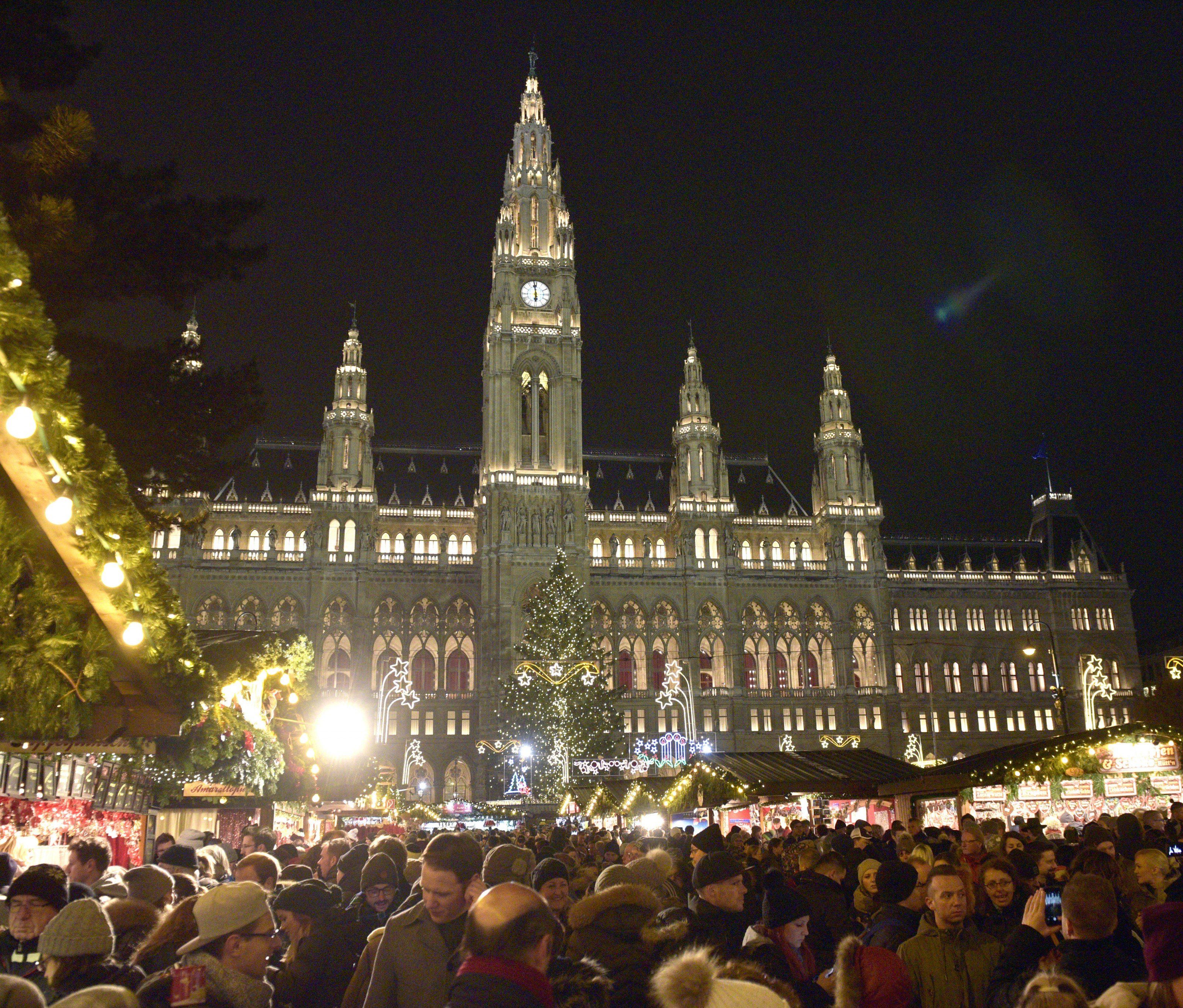 Nach einem Besuch beim Christkindlmarkt auf dem Wiener Rathausplatz kam es zu dem tödlichen Busunglück Nach einem Besuch beim Christkindlmarkt auf dem Wiener Rathausplatz kam es zu dem tödlichen Busunglück