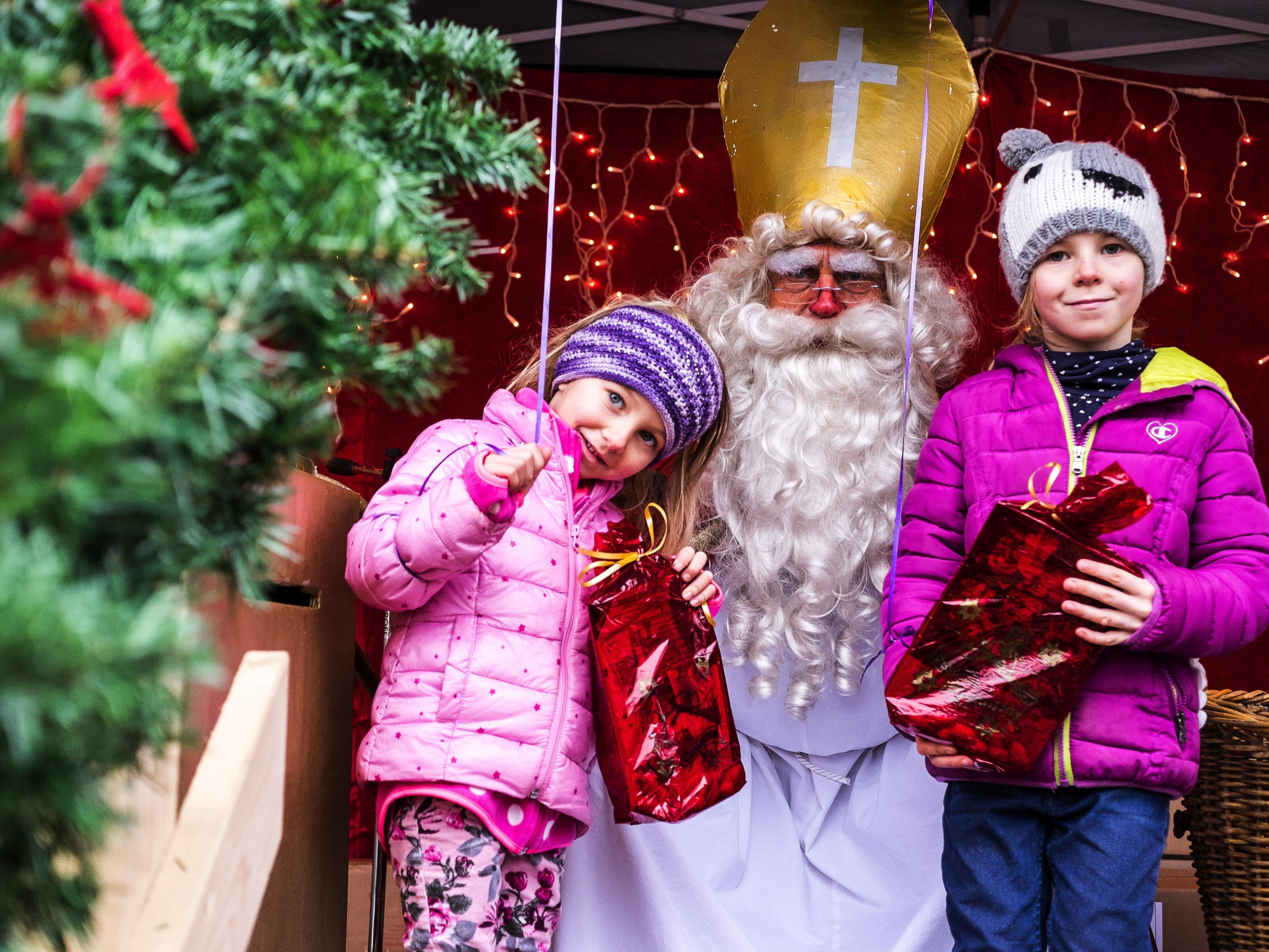 Der Nikolaus sorgt stets für Begeisterung bei den kleinen Besucher/innen.