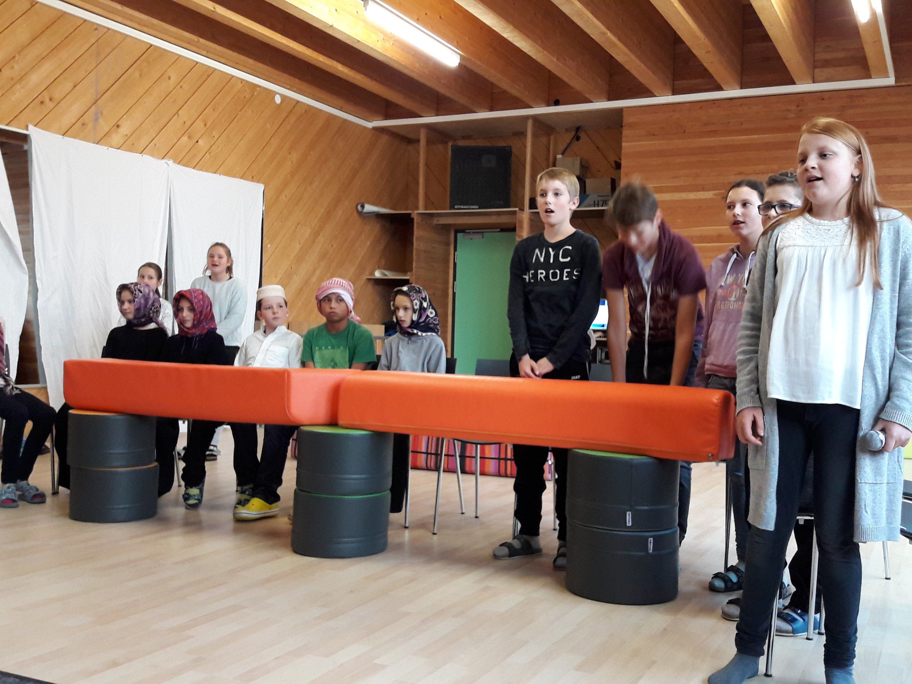 Die Zweitklässler der VMS Alberschwende haben das Thema "Flucht" in ein Weihnachtsmusical verpackt. Die Zweitklässler der VMS Alberschwende haben das Thema "Flucht" in ein Weihnachtsmusical verpackt.