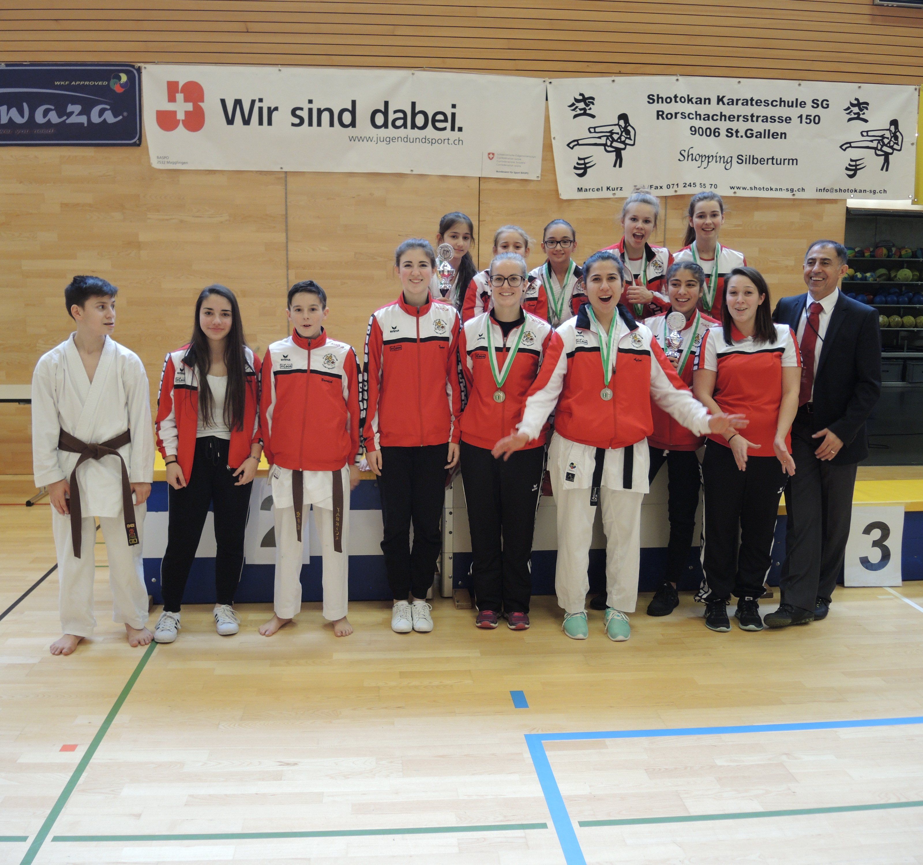 Die erfolgreichen Lustenauer Karatekas in der Ostschweiz mit Cheftrainer Dragan Leiler. Die erfolgreichen Lustenauer Karatekas in der Ostschweiz mit Cheftrainer Dragan Leiler.