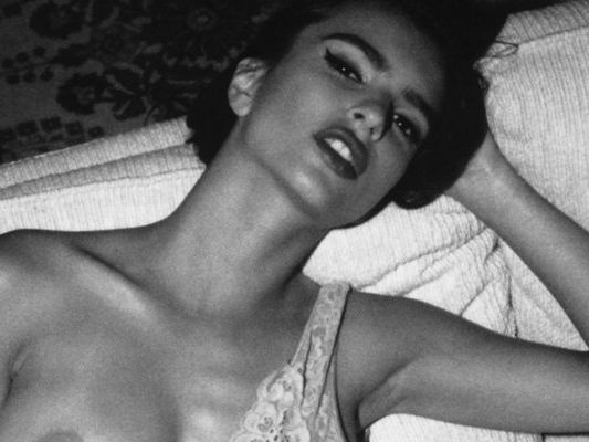 So nackt hat man noch nichteimal Emily Ratajkowski gesehen. So nackt hat man noch nichteimal Emily Ratajkowski gesehen.