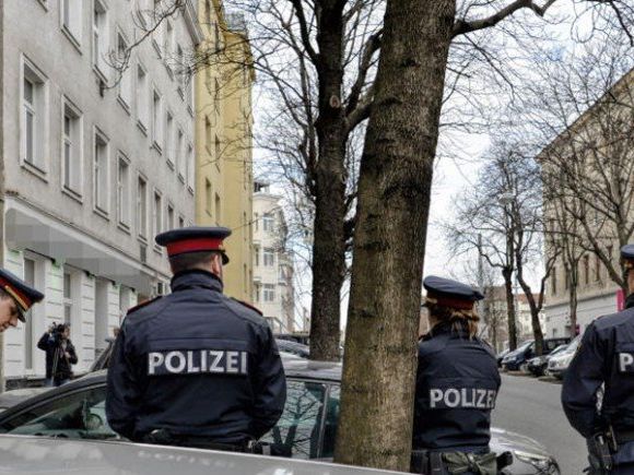 Der Verdächtige hat sich der Polizei gestellt. Der Verdächtige hat sich der Polizei gestellt.