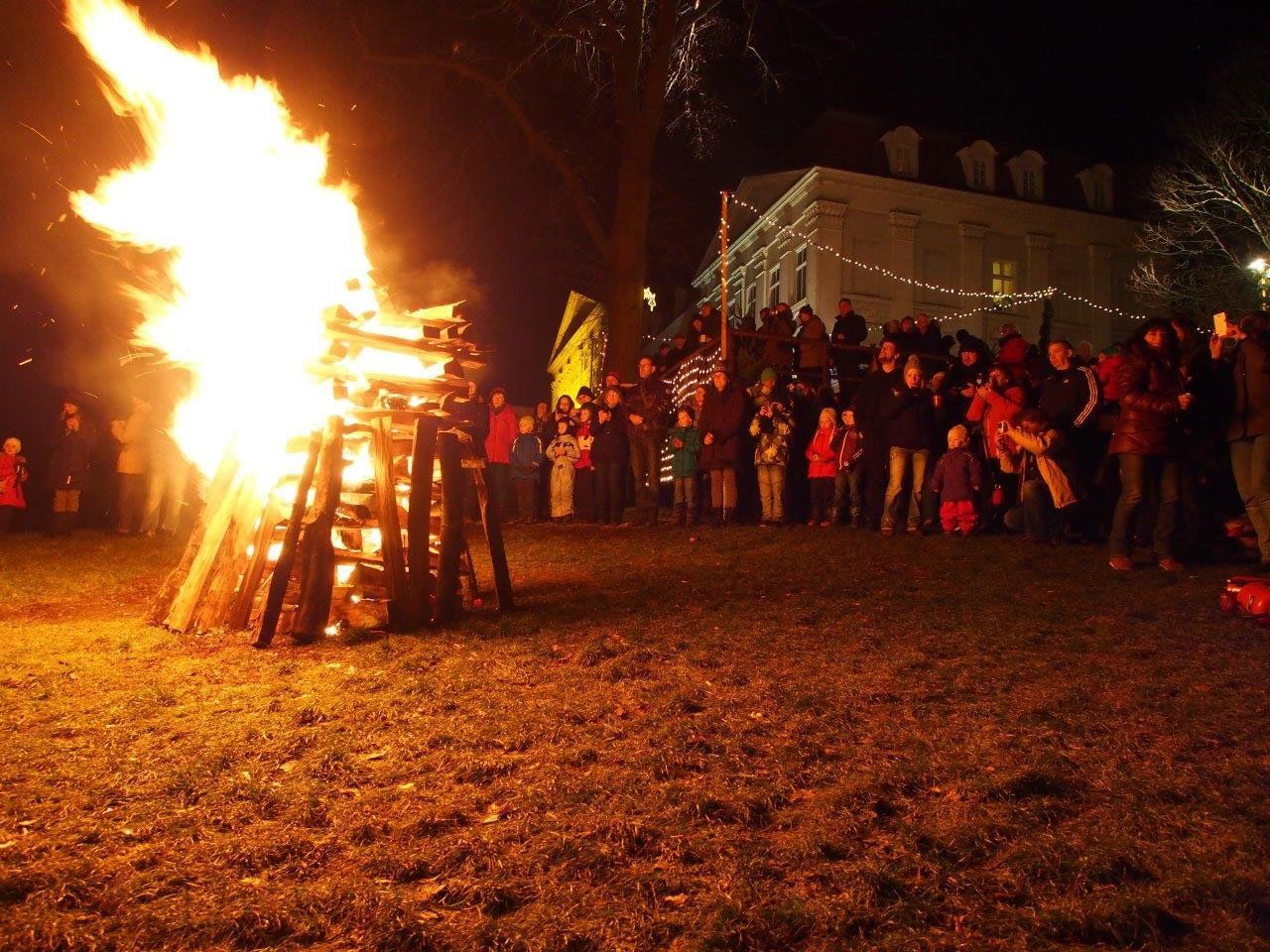 Beim Weihnachtsfeuer am Weihnachtszauber Wilhelminenberg