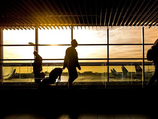 Wer online einen Flug bucht, sollte Preise vergleichen. Wer online einen Flug bucht, sollte Preise vergleichen.