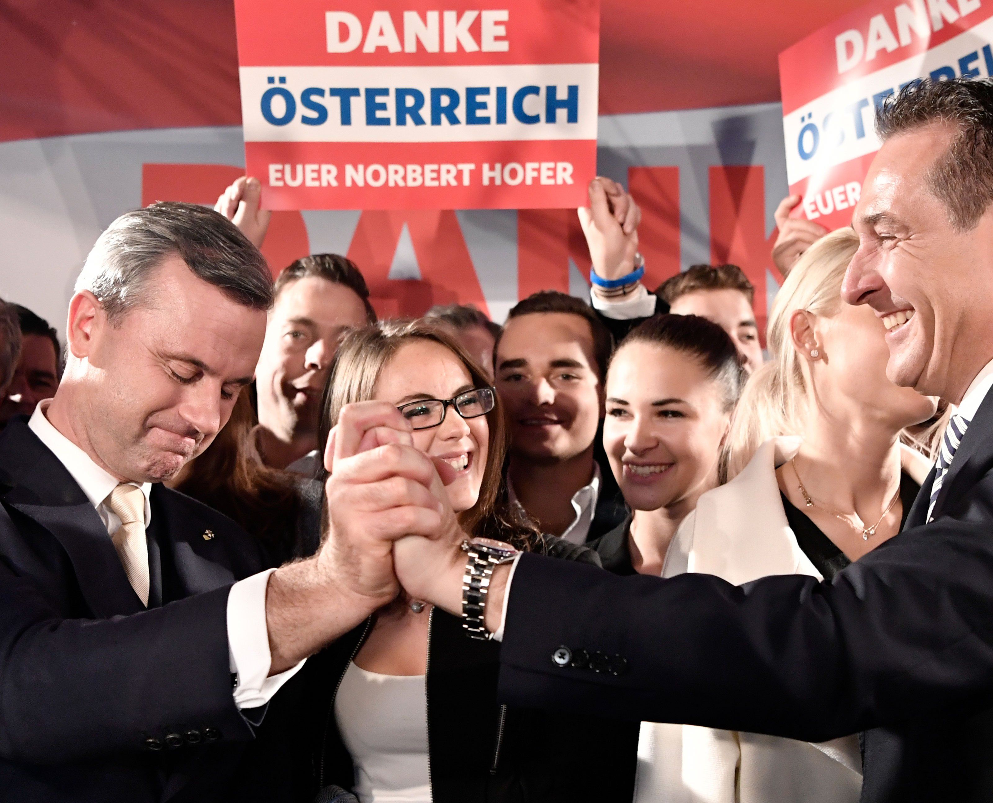 FPÖ-Präsidentschaftskandidat Norbert Hofer (l.) und FPÖ-Chef Heinz Christian Strache (r.) FPÖ-Präsidentschaftskandidat Norbert Hofer (l.) und FPÖ-Chef Heinz Christian Strache (r.)