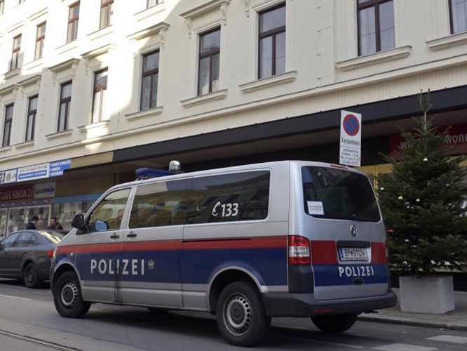 Die Frau war ihren schweren Verletzungen erlegen. Die Frau war ihren schweren Verletzungen erlegen.