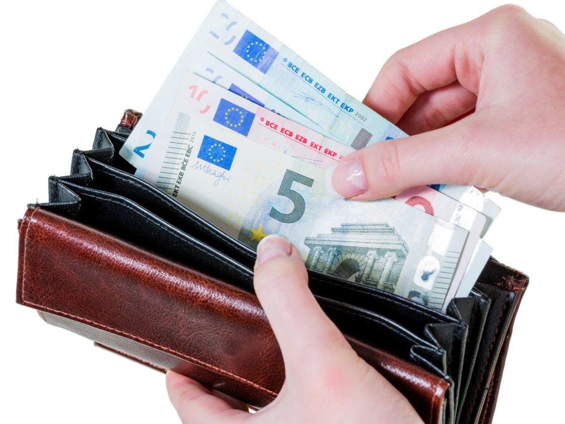 Als Niedriglohnempfänger gilt, wer zwei Drittel oder weniger des nationalen Medianeinkommens verdient. Als Niedriglohnempfänger gilt, wer zwei Drittel oder weniger des nationalen Medianeinkommens verdient.