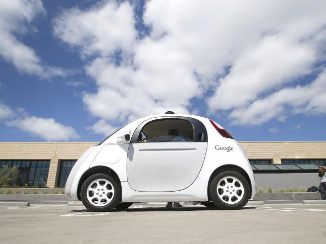 Google hatte die kleinen elektrischen Zweisitzer aus eigener Entwicklung 2014 vorgestellt Google hatte die kleinen elektrischen Zweisitzer aus eigener Entwicklung 2014 vorgestellt