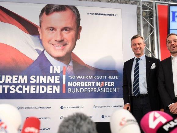 FPÖ-Präsidentschaftskandidat Norbert Hofer vor einem der offiziellen Plakate