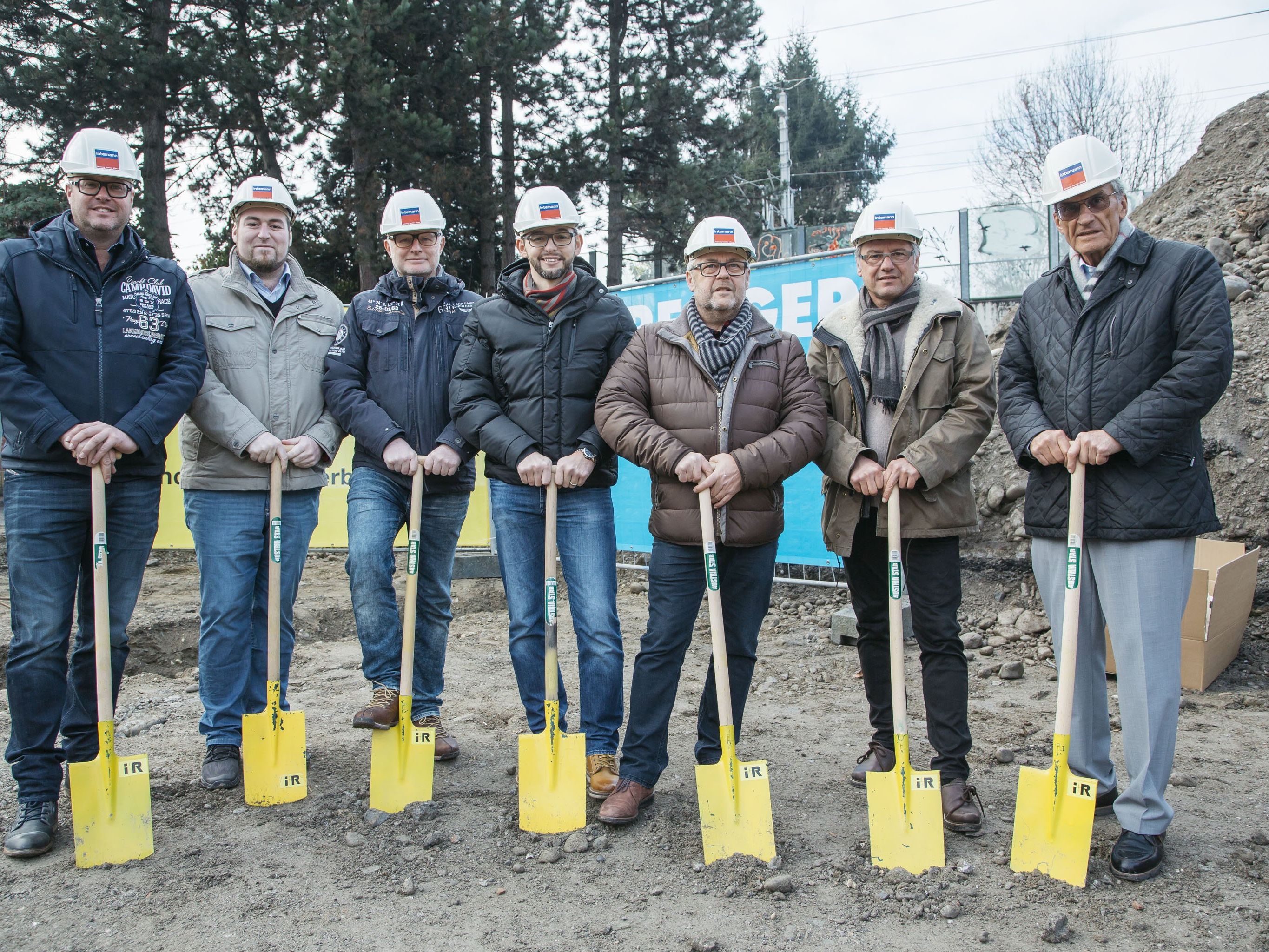 Intemann investiert in die Zukunft. Beim Spatenstich für die neue Produktions- und Lagerhalle in Lauterach mit dabei: Marco Kühne, Markus Intemann, Gerfried Kreuzberger, Oliver Mangeng, Erwin Glatz, Mag. Roland Schuster und Dieter Intemann (v.l.n.r) Intemann investiert in die Zukunft. Beim Spatenstich für die neue Produktions- und Lagerhalle in Lauterach mit dabei: Marco Kühne, Markus Intemann, Gerfried Kreuzberger, Oliver Mangeng, Erwin Glatz, Mag. Roland Schuster und Dieter Intemann (v.l.n.r)