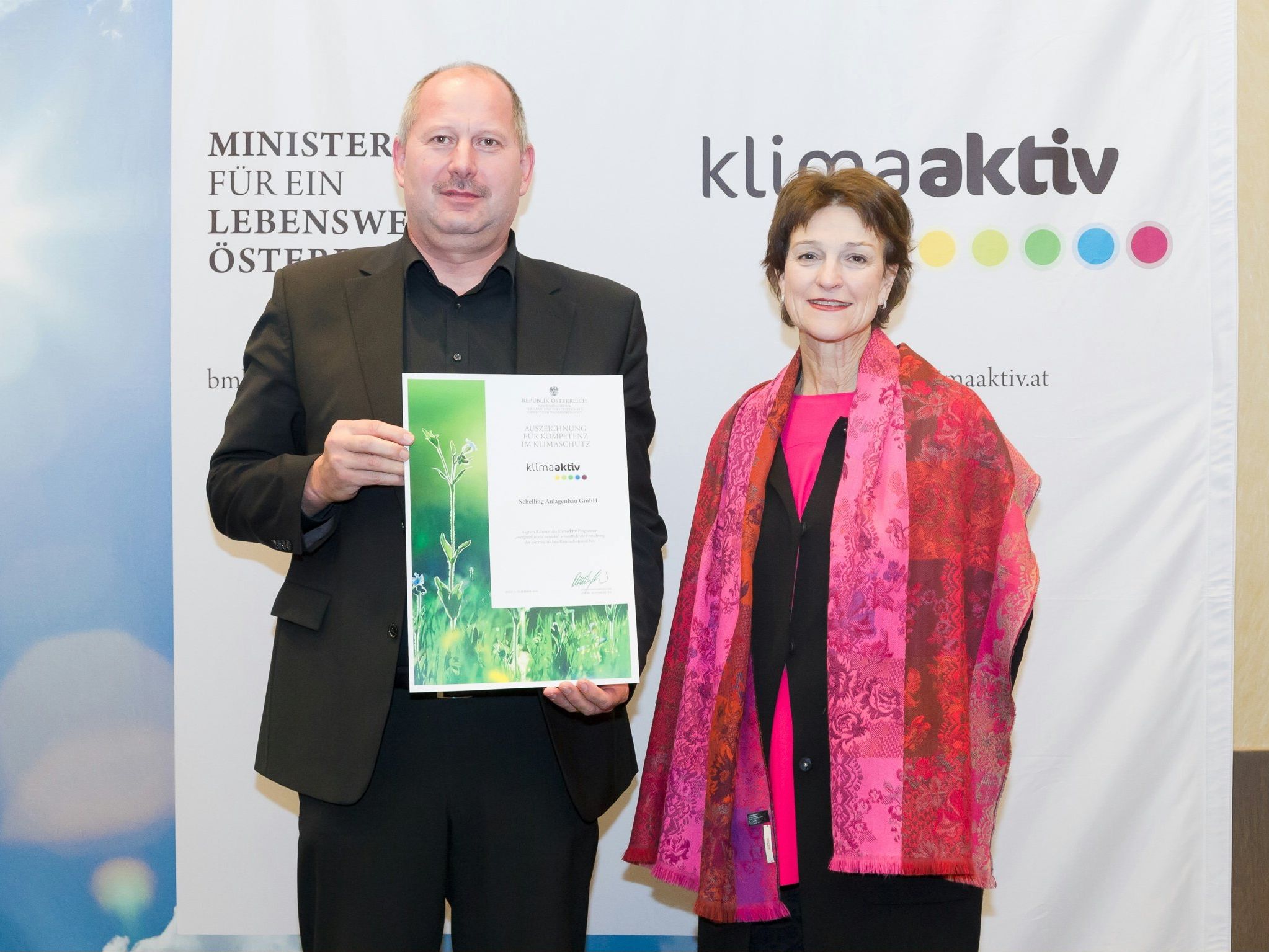 Markus Schwendinger, Leiter Instandhaltung Schelling Anlagenbau GmbH, nahm in Wien die klimaaktiv-Auszeichnung von Dr. Martina Schuster, Leiterin Energie- und Wirtschaftspolitik BMLFUW, entgegen. Markus Schwendinger, Leiter Instandhaltung Schelling Anlagenbau GmbH, nahm in Wien die klimaaktiv-Auszeichnung von Dr. Martina Schuster, Leiterin Energie- und Wirtschaftspolitik BMLFUW, entgegen.