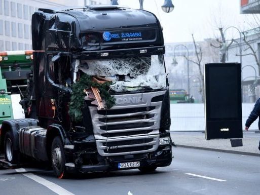 Hier wird der Lkw in Berlin abgeschleppt. Hier wird der Lkw in Berlin abgeschleppt.