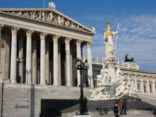 Karlheinz Kopf führt in kurzem Clip mit Rundum-Sicht durchs Parlament