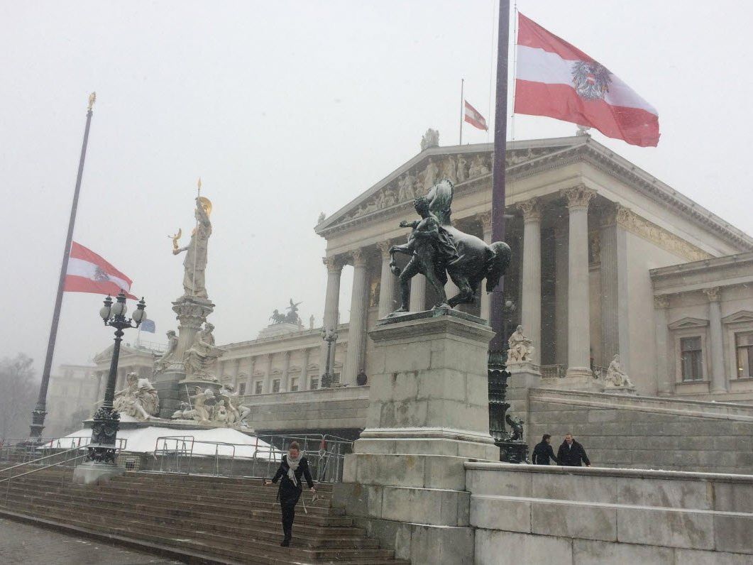 Die Flaggen am Parlament hängen derzeit auf Halbmast