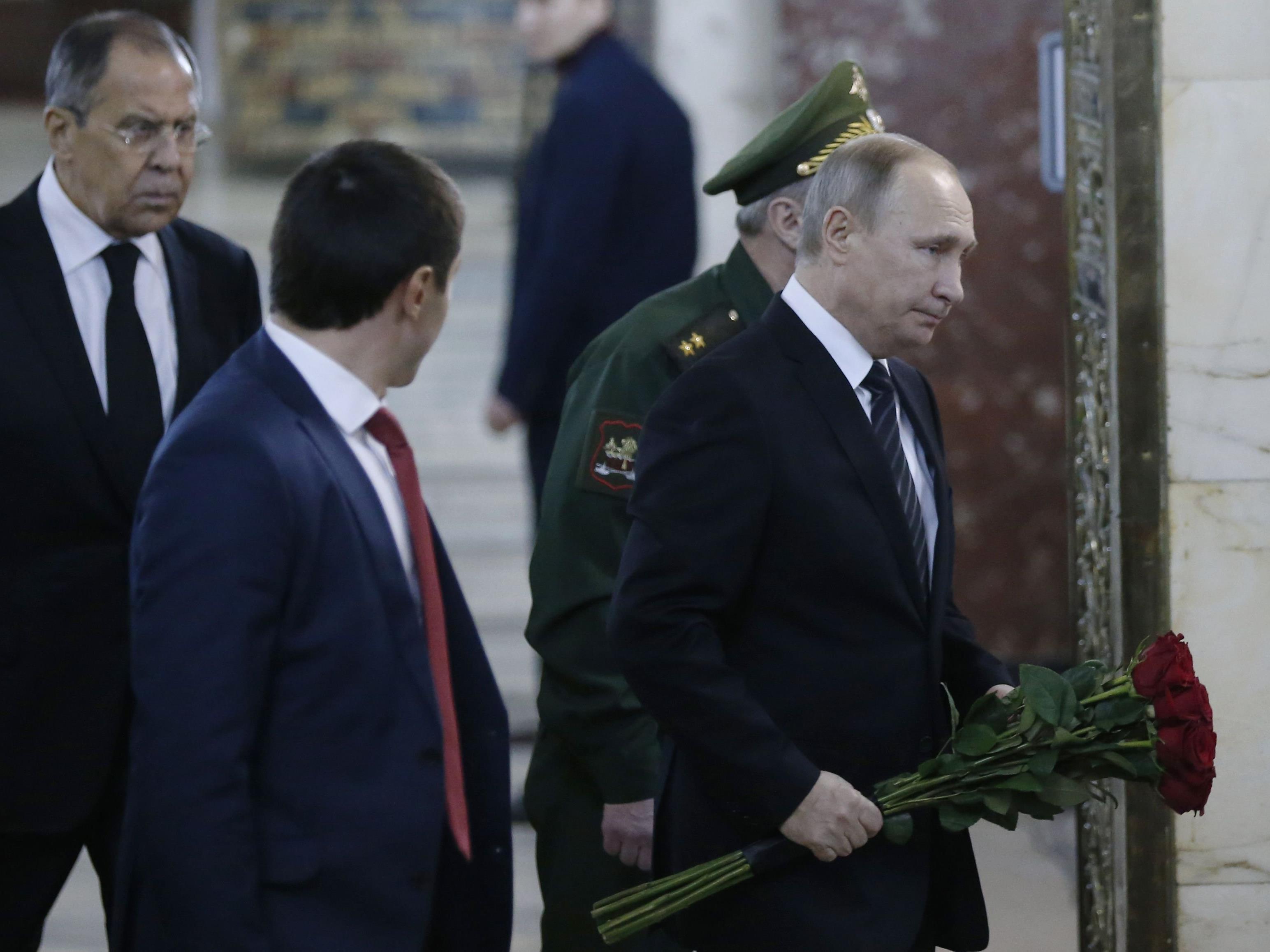 Auch Vladimir Putin erwies dem ermordeten Türkei-Botschafter Andrej Karlow die letzte Ehre.