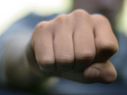 Ein Mädchen wurde von fünf Unbekannten attackiert und ausgeraubt. Ein Mädchen wurde von fünf Unbekannten attackiert und ausgeraubt.