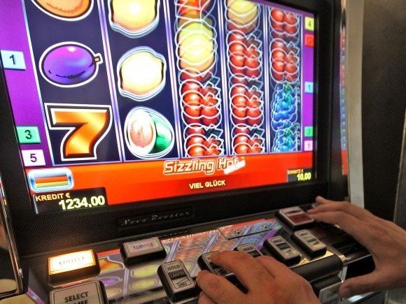Zum Zeitpunkt, der beim Prozess relevant war, war das kleine Glücksspiel in Wien noch erlaubt Zum Zeitpunkt, der beim Prozess relevant war, war das kleine Glücksspiel in Wien noch erlaubt