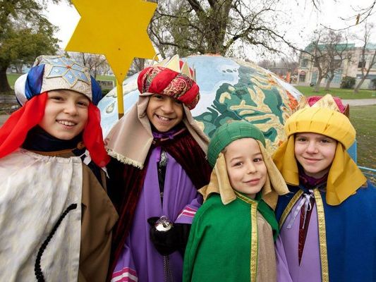 Die Sternsinger sammeln um den Jahreswechsel wieder in ganz Österreich Spenden. Die Sternsinger sammeln um den Jahreswechsel wieder in ganz Österreich Spenden.