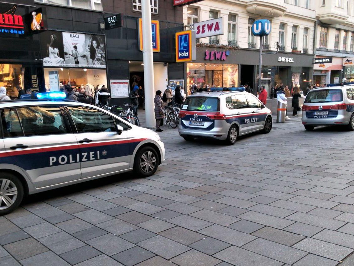 Mehrere Streifenwagen fanden sich rasch auf der Mariahilfer Straße ein Mehrere Streifenwagen fanden sich rasch auf der Mariahilfer Straße ein