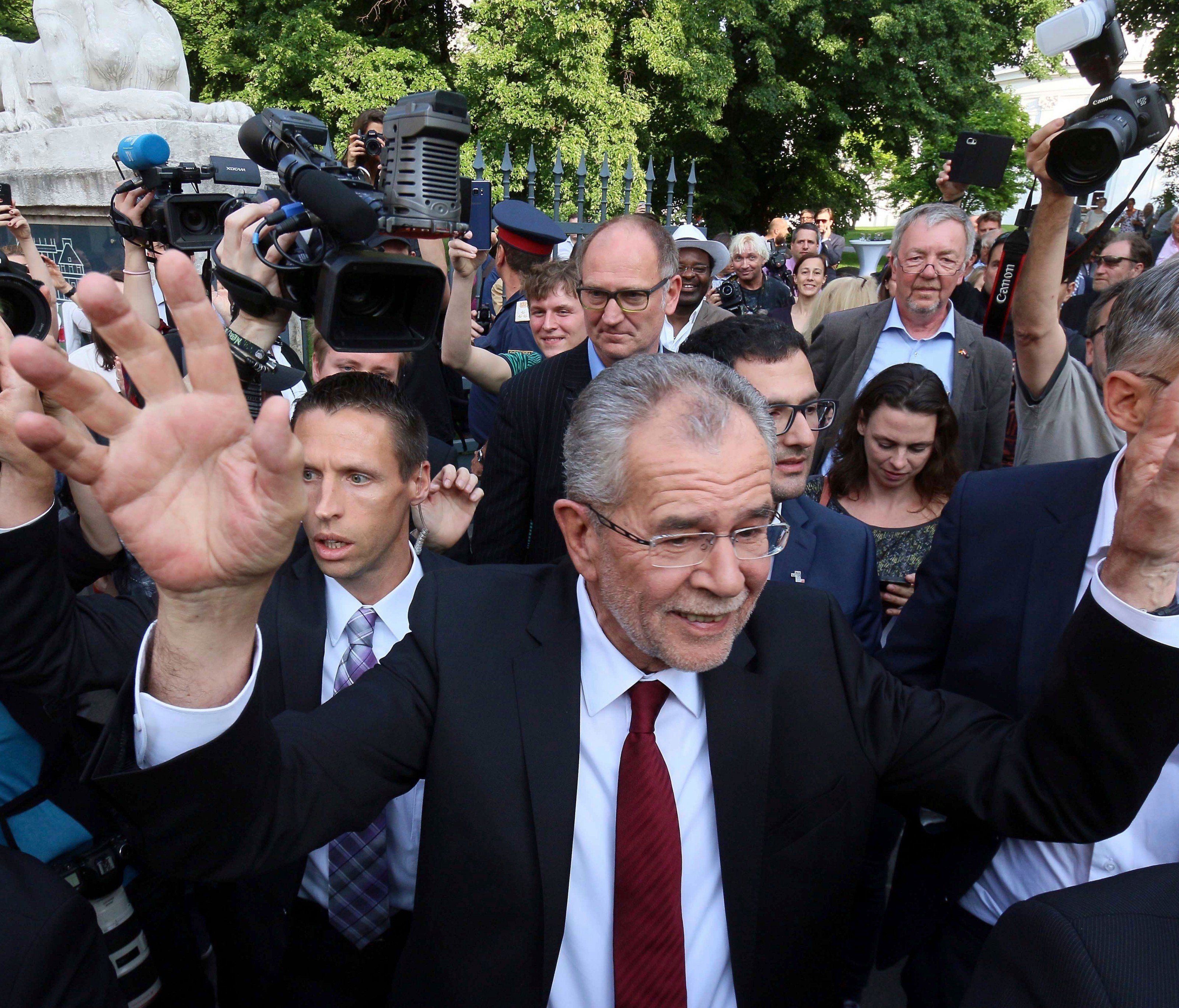 Alexander Van der Bellen wird als richtige Wahl für die Serben gesehen