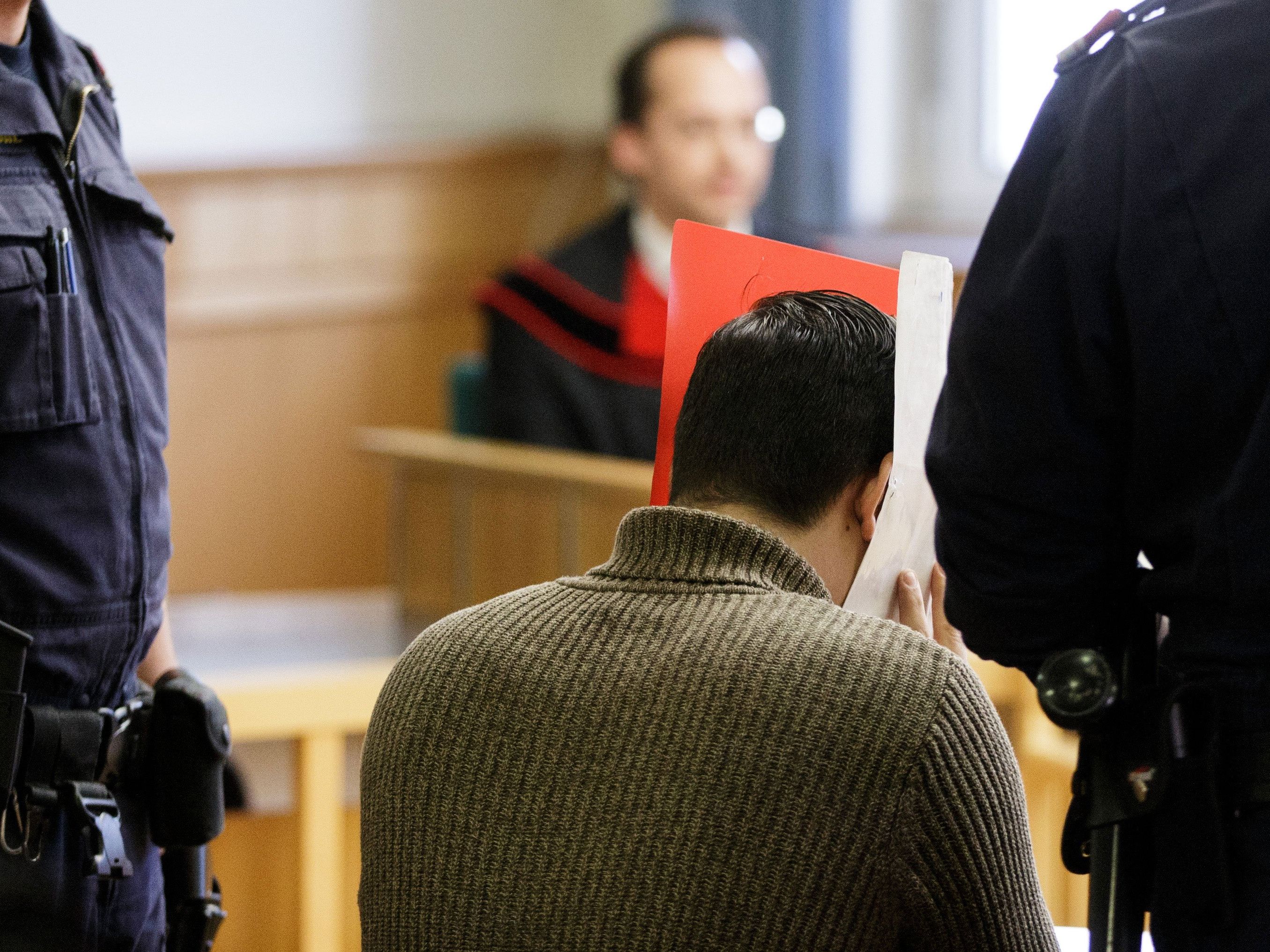 Bei der Prozesswiederholung wegen Vergewaltigung eines Zehnjährigen in einem Wiener Hallenbad Bei der Prozesswiederholung wegen Vergewaltigung eines Zehnjährigen in einem Wiener Hallenbad