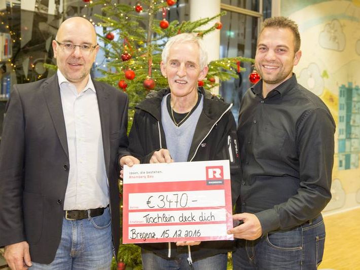 Schöne Bescherung: Jürgen Jussel (l.), Mitglied der Geschäftsleitung, sowie IT-Gruppenserviceleiter Sebastian Häckl (r.) freuen sich mit „Tischlein deck‘ dich“-Obmann Elmar Stüttler (Mitte). Schöne Bescherung: Jürgen Jussel (l.), Mitglied der Geschäftsleitung, sowie IT-Gruppenserviceleiter Sebastian Häckl (r.) freuen sich mit „Tischlein deck‘ dich“-Obmann Elmar Stüttler (Mitte).