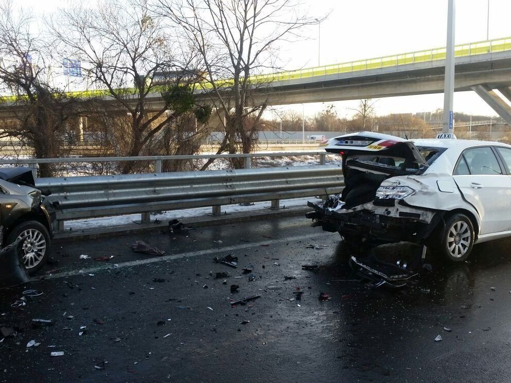 Schwerer Unfall auf der Ostautobahn (A4). Schwerer Unfall auf der Ostautobahn (A4).