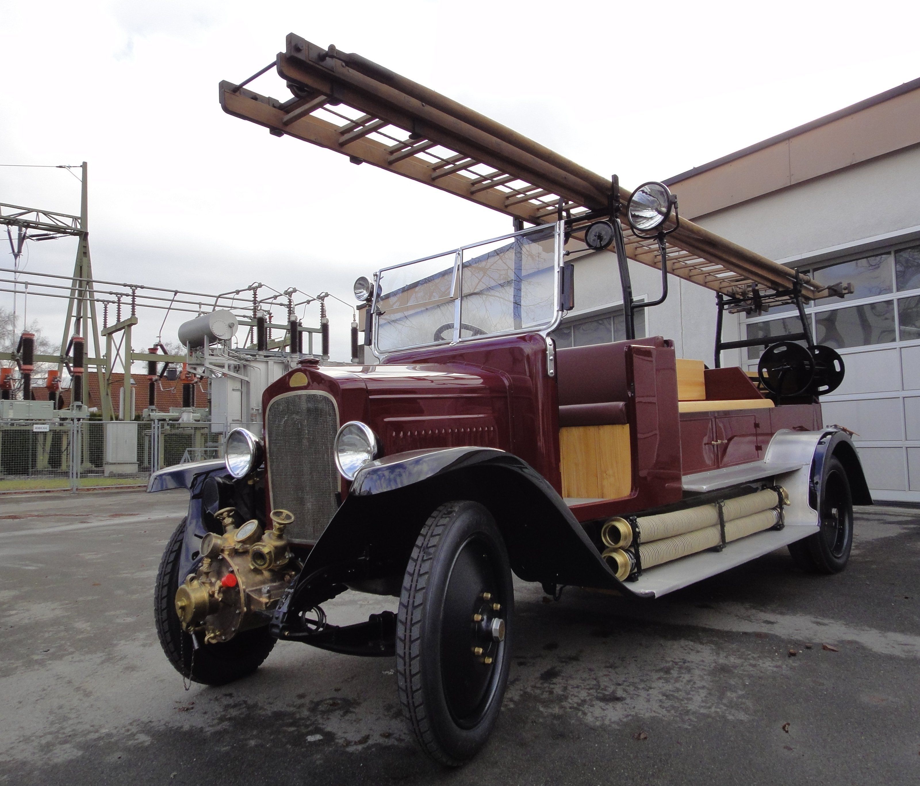 Das Oldtimer Feuerwehrfahrzeug erstrahlt in neuem Glanz