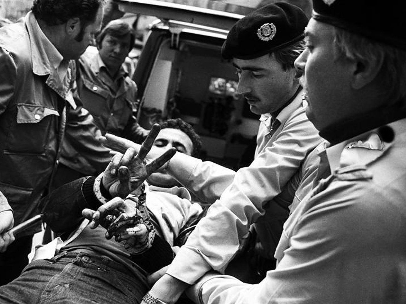 Ein verletzter Terrorist umringt von Polizeibeamten und Sanitätern am 29. August 1981 in Wien. Ein verletzter Terrorist umringt von Polizeibeamten und Sanitätern am 29. August 1981 in Wien.