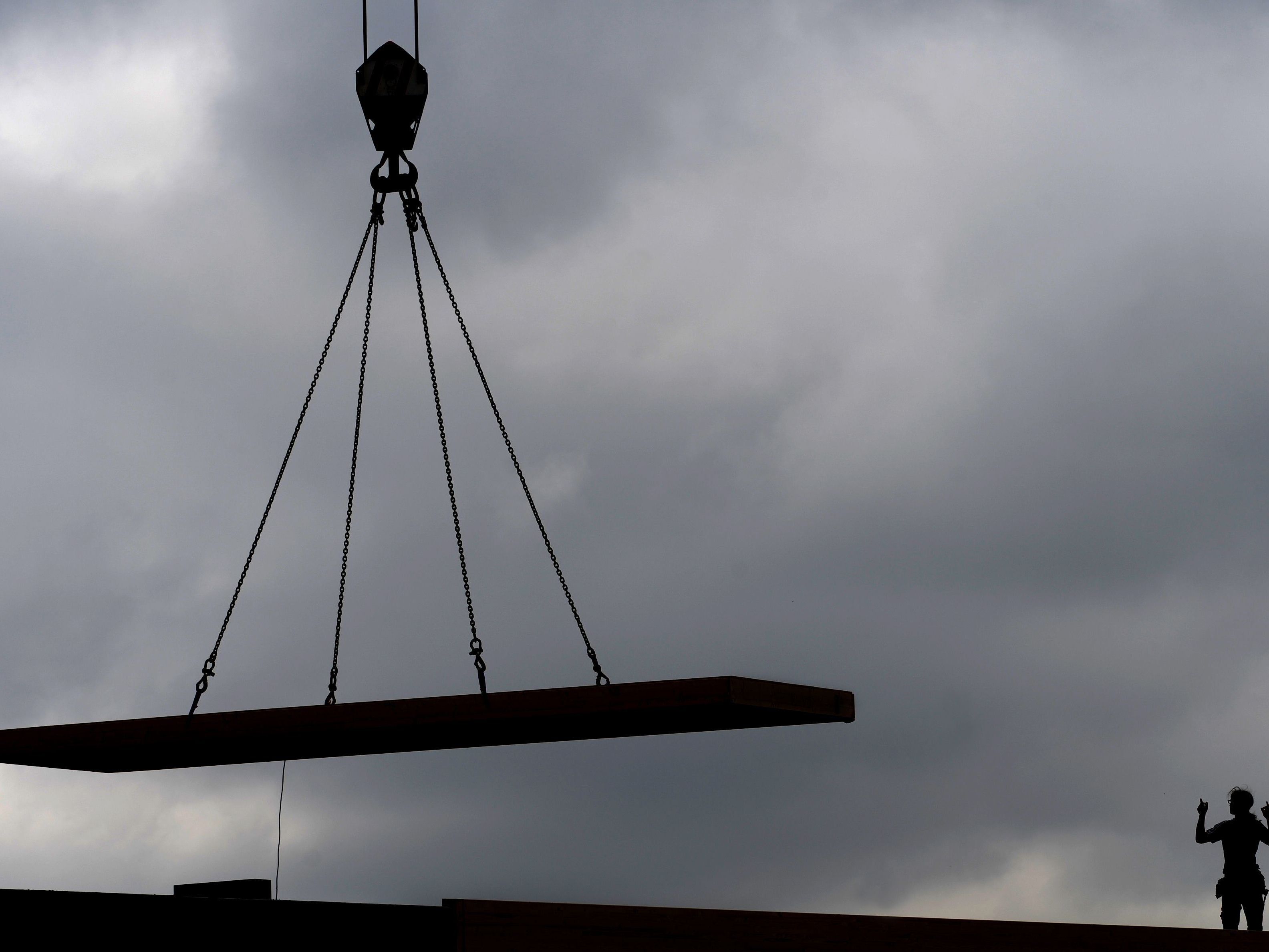 Die heimeische Bauwirtschaft ist mit dem abgelaufenen Jahr zufrieden, warnt jedoch vor einem wirtschaftsfeindlichen Klima in Vorarlberg. Die heimeische Bauwirtschaft ist mit dem abgelaufenen Jahr zufrieden, warnt jedoch vor einem wirtschaftsfeindlichen Klima in Vorarlberg.