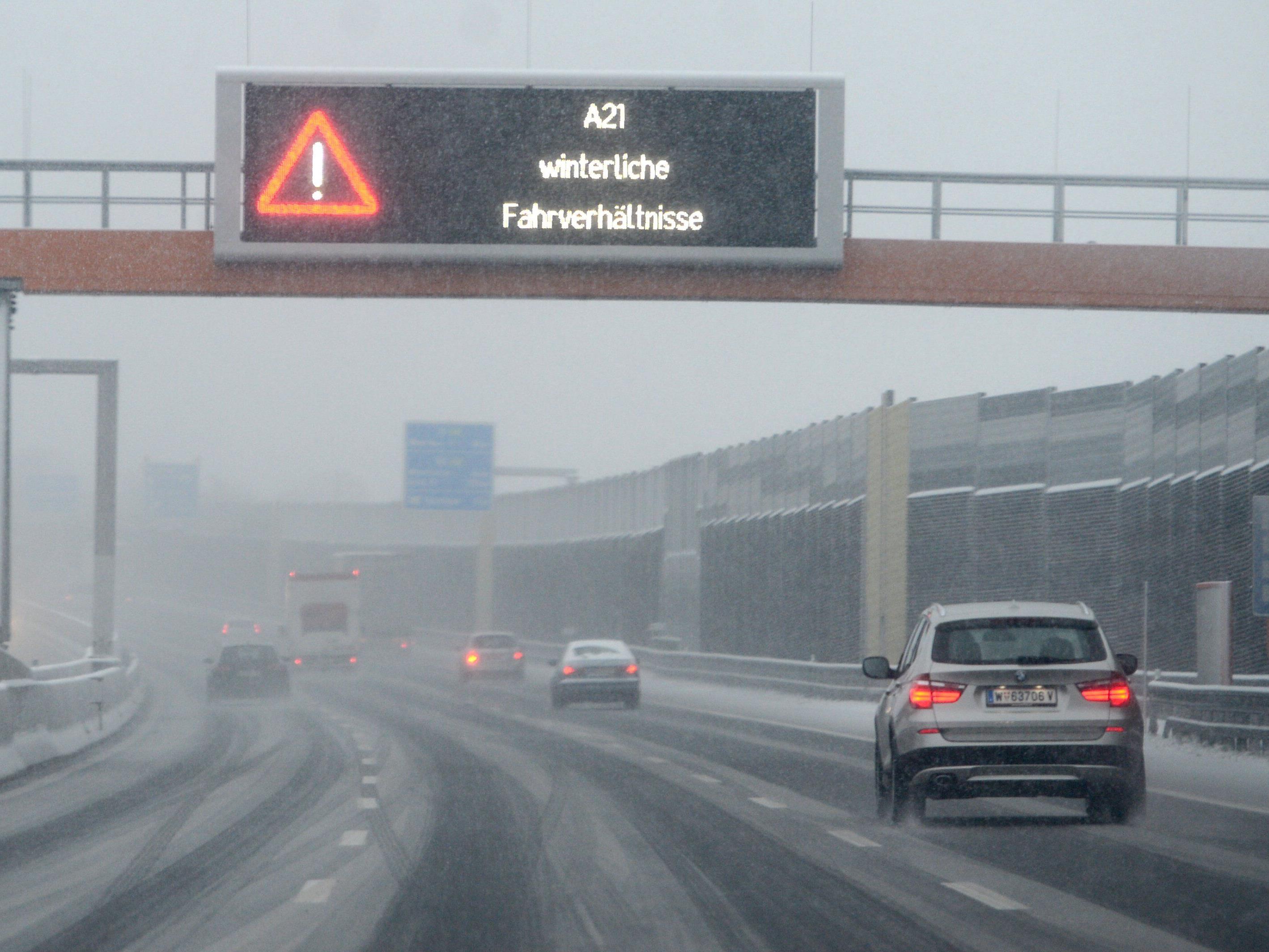 Die winterlichen Bedingungen machten Auto- und Lkw-Fahrern zu schaffen.