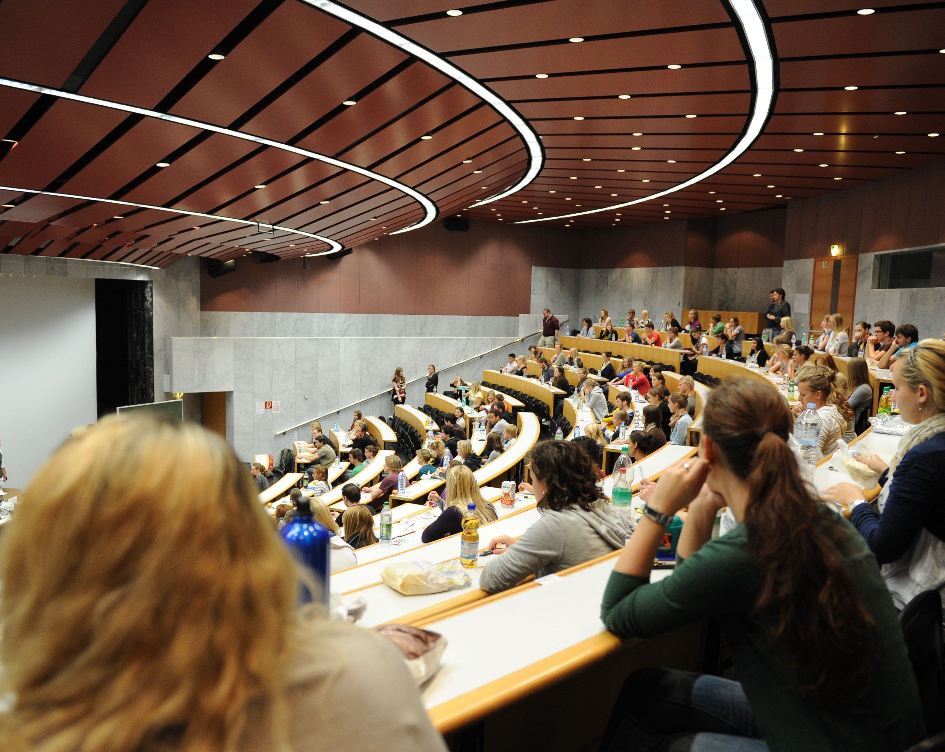 An vielen Universitäten werden bereits Aufnahmeverfahren durchgeführt. An vielen Universitäten werden bereits Aufnahmeverfahren durchgeführt.