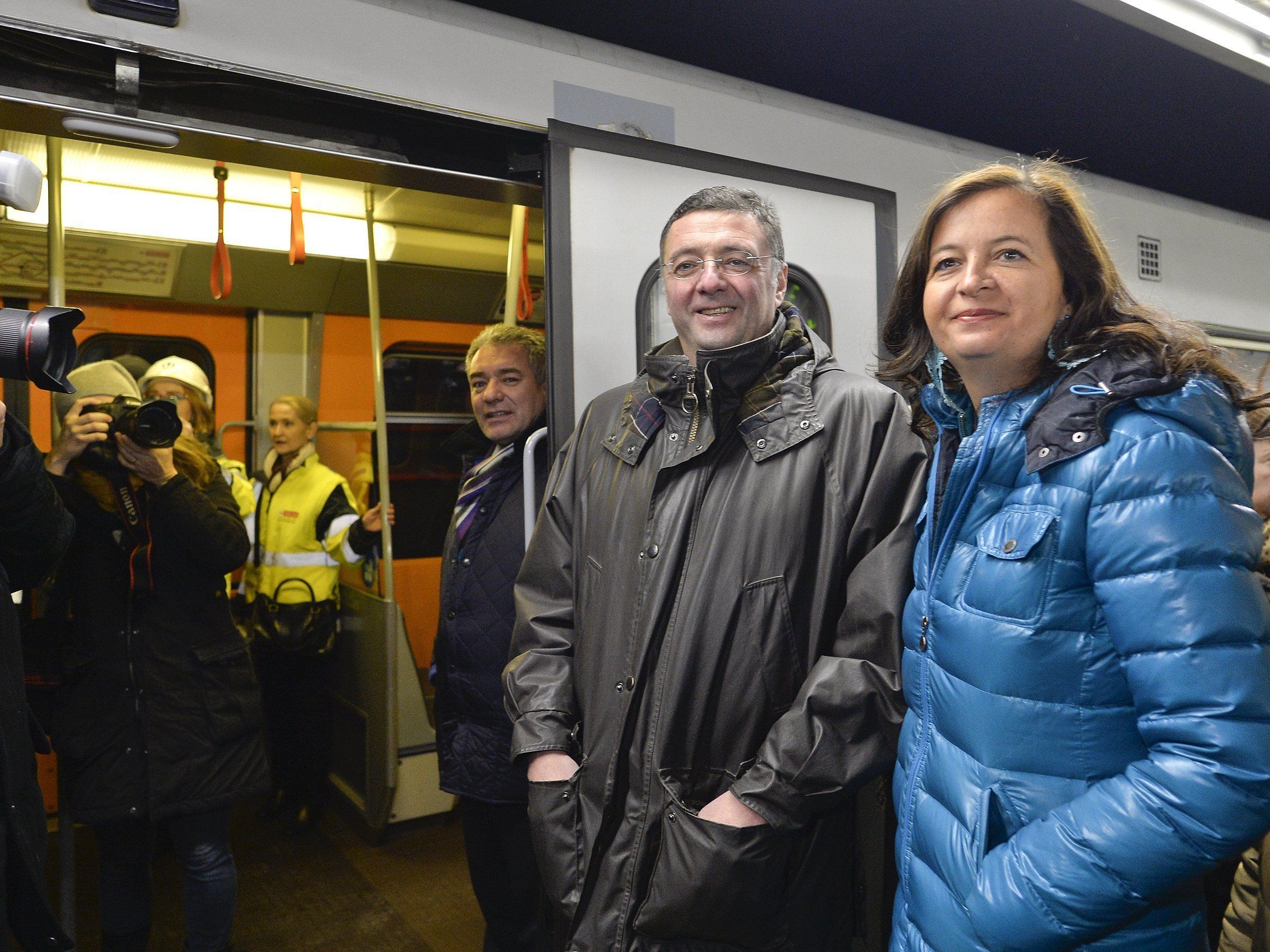 Verkehrsminister Jörg Leichtfried (SPÖ) und Stadträtin Ulli Sima (R/SPÖ) bei der U1-Erstbefahrung Verkehrsminister Jörg Leichtfried (SPÖ) und Stadträtin Ulli Sima (R/SPÖ) bei der U1-Erstbefahrung
