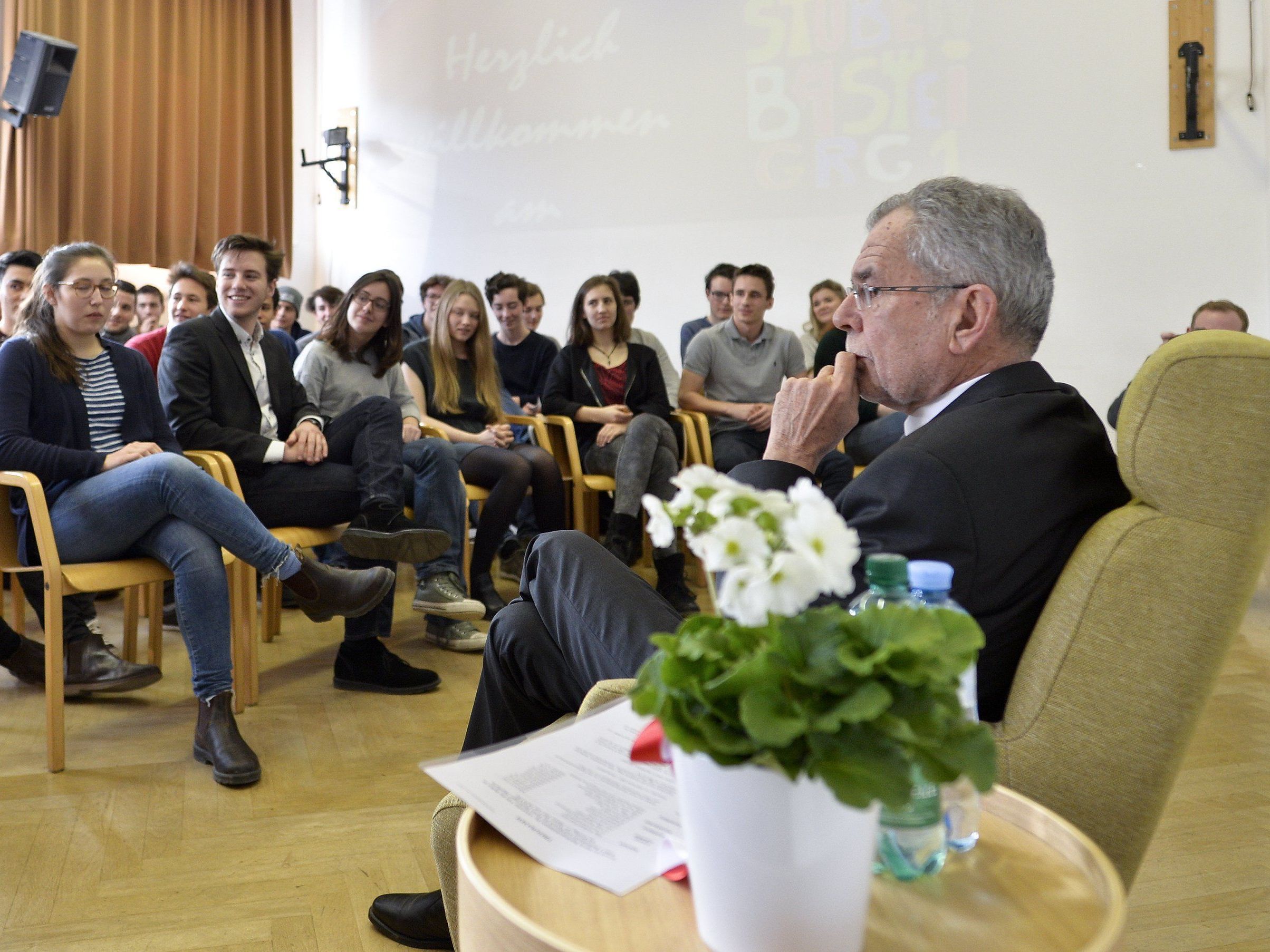 Alexander Van der Bellen besuchte ein Wiener Gymnasium.