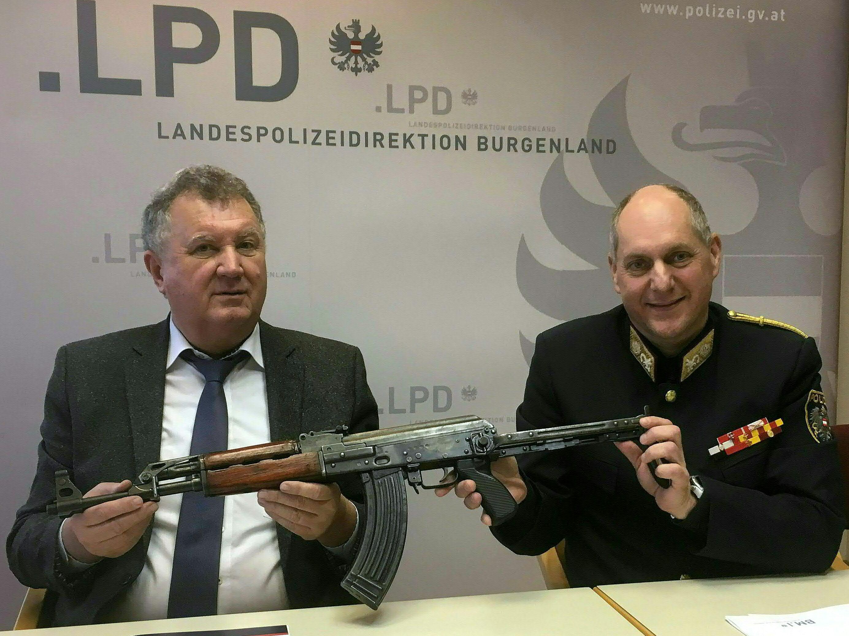 Drogen, Falschgeld und Waffen wurden sichergestellt. Drogen, Falschgeld und Waffen wurden sichergestellt.