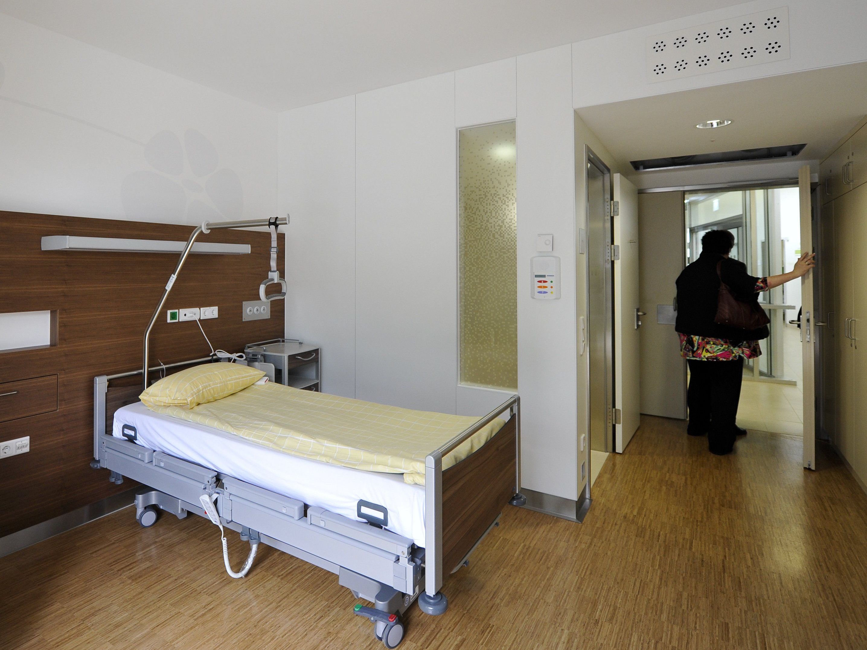 Die Unterbringung von Patien auf dem Gang ruft den Volksanwalt auf den Plan. Die Unterbringung von Patien auf dem Gang ruft den Volksanwalt auf den Plan.