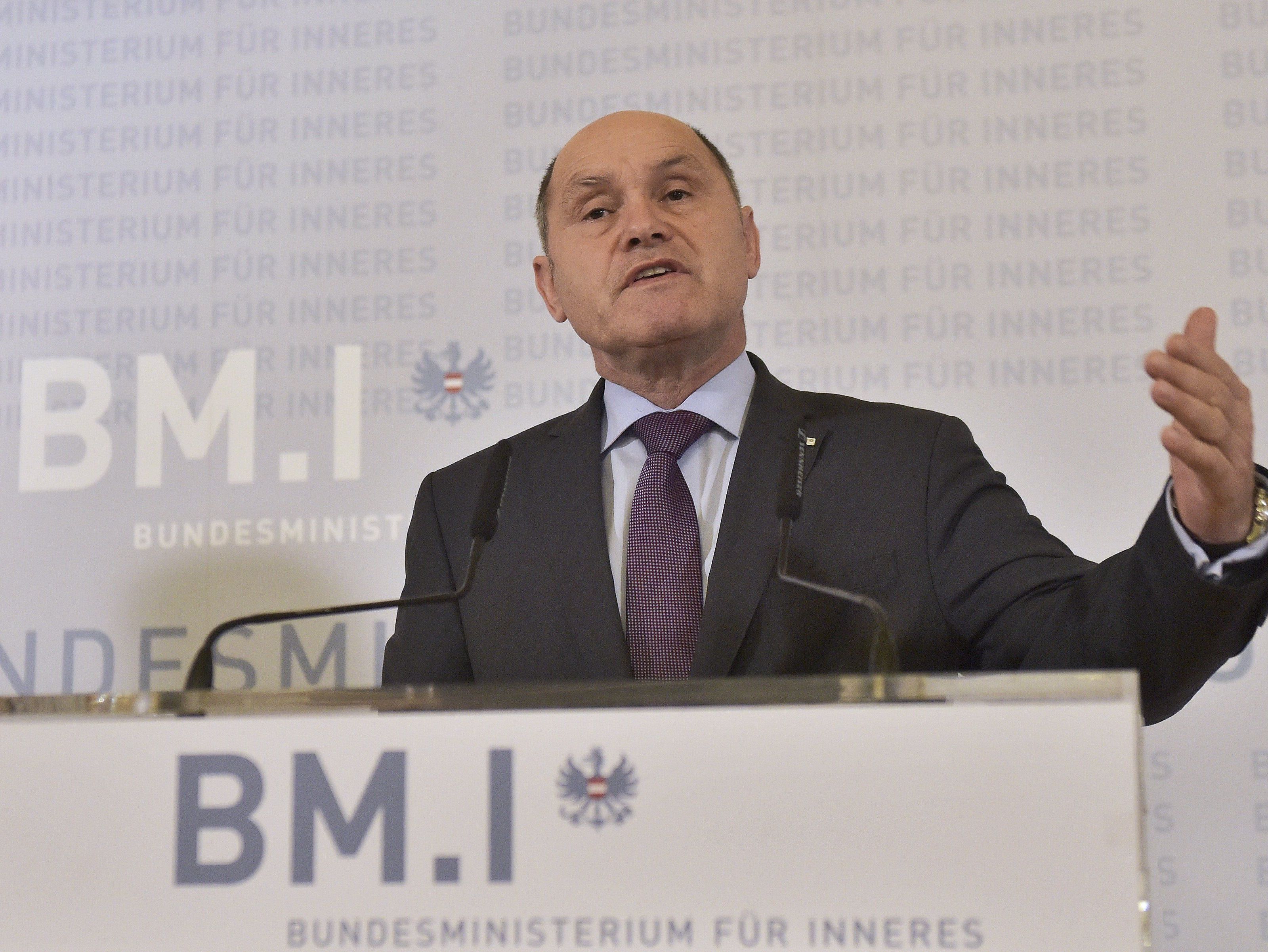 Innenminister Wolfgang Sobotka sprach über die Anti-Terror-Razzien in Graz und Wien. Innenminister Wolfgang Sobotka sprach über die Anti-Terror-Razzien in Graz und Wien.