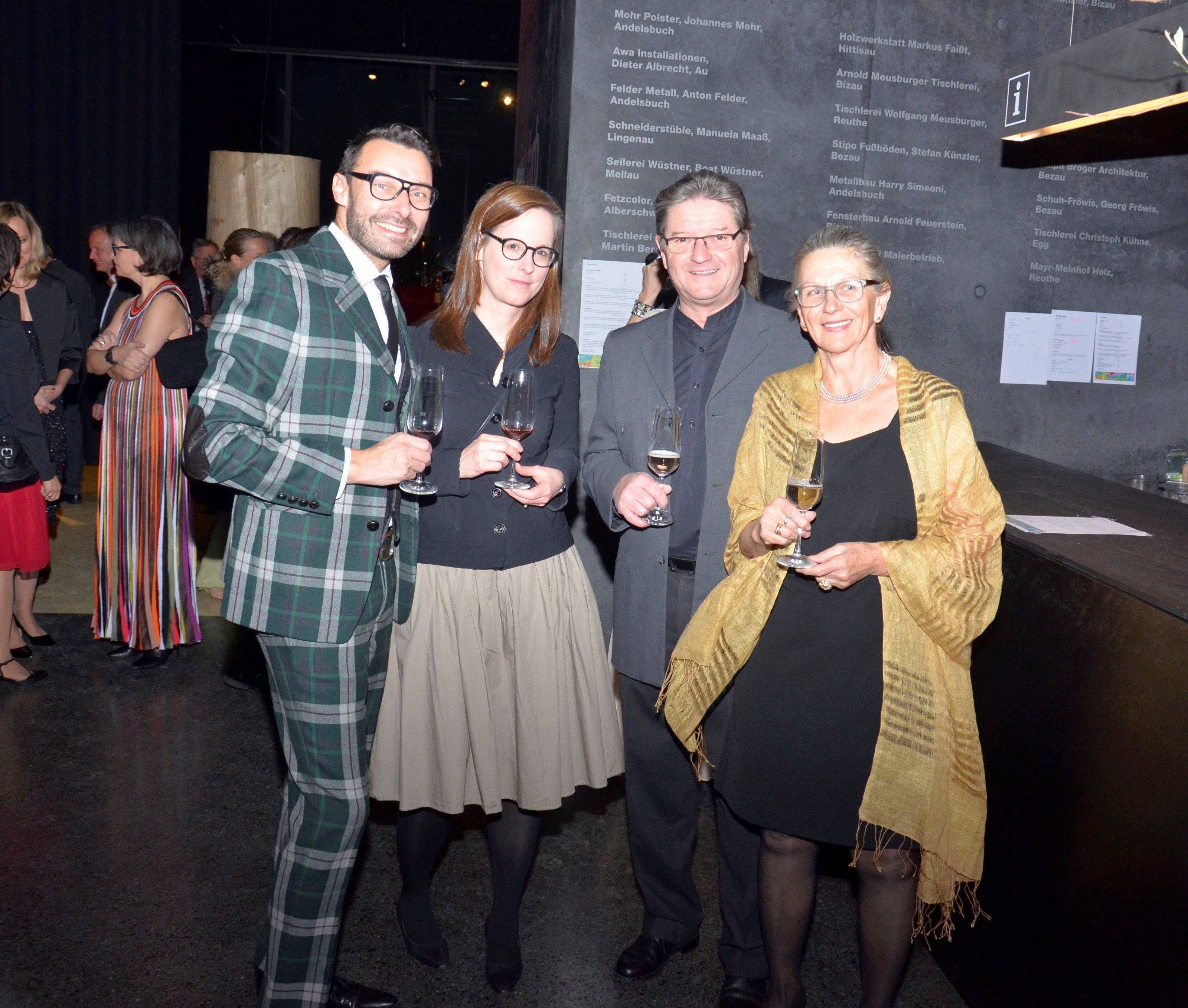 Geschäftsführer Thomas Geisler mit Ballbegleitung Annina Zwettler, Marlis und Anton Mohr Geschäftsführer Thomas Geisler mit Ballbegleitung Annina Zwettler, Marlis und Anton Mohr