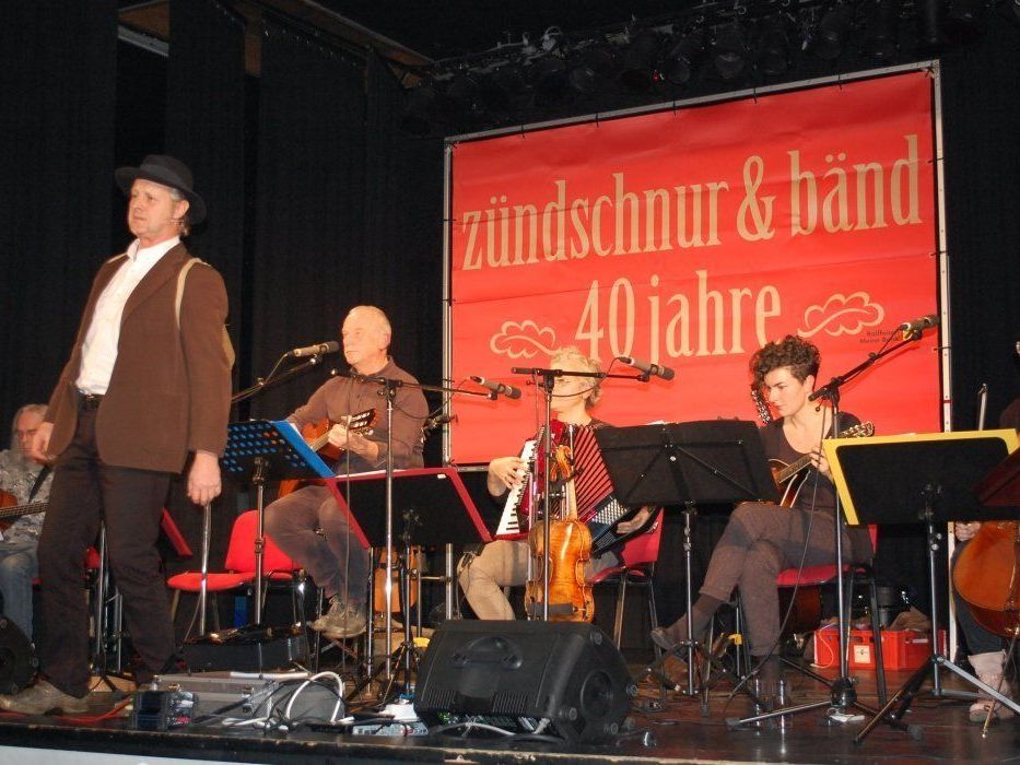 Die Formation „Zündschnur und Band“ sorgte für tolle Stimmung bei ihrem Jubiläumskonzert. Die Formation „Zündschnur und Band“ sorgte für tolle Stimmung bei ihrem Jubiläumskonzert.